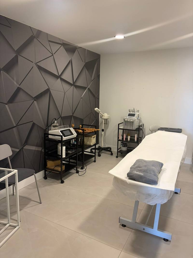 Sala de tratamientos con maquinaria avanzada